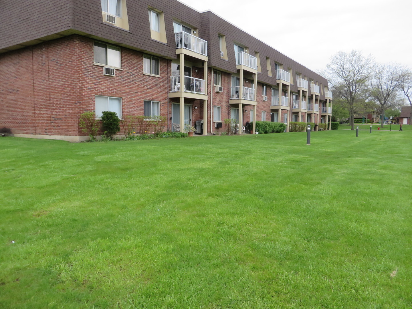 Property Photo:  4 Villa Verde Drive 109  IL 60089 