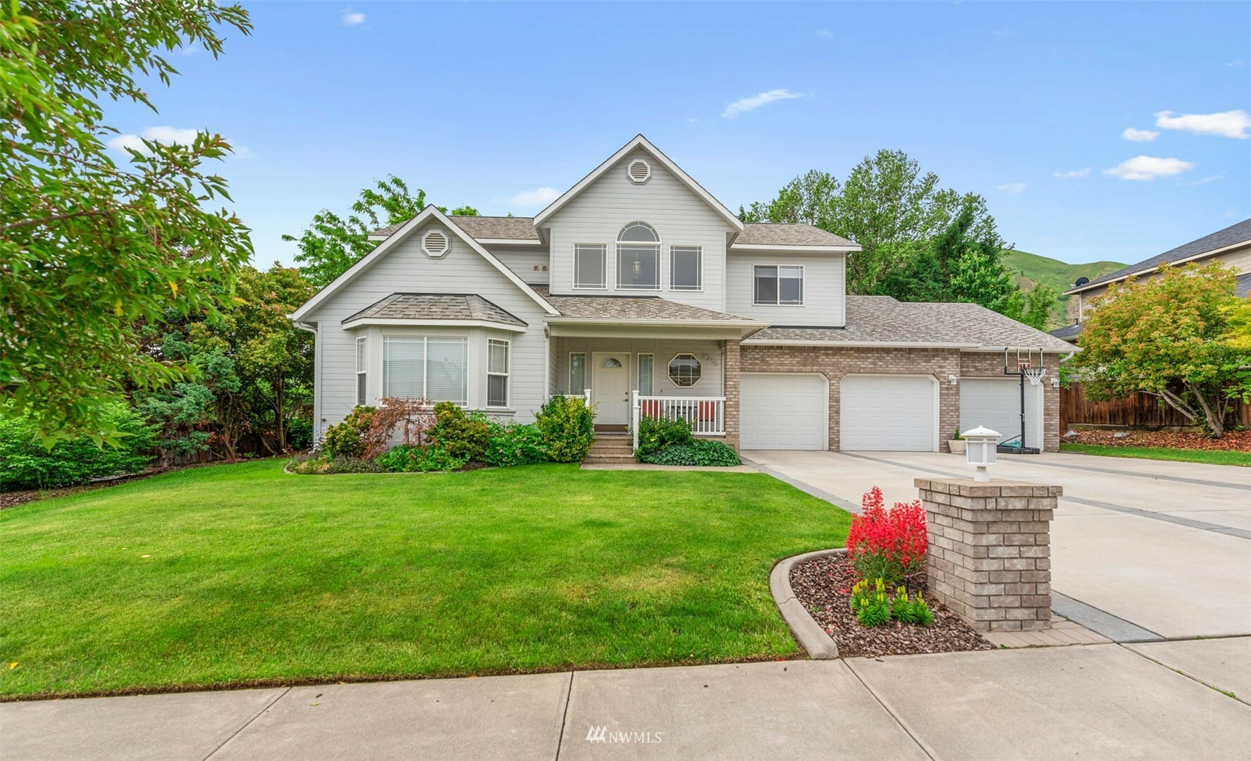 Property Photo: 2215 Stephanie Brooke WA 98801