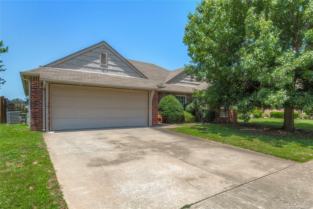 Property Photo: 14604 S Maple Place OK 74033