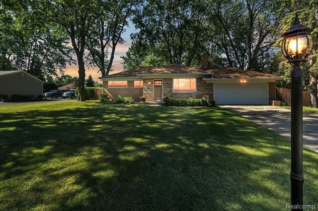 Property Photo: 120 Windsor Road MI 48307