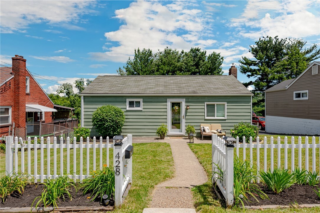Property Photo: 428 Oakhurst Ave PA 15137