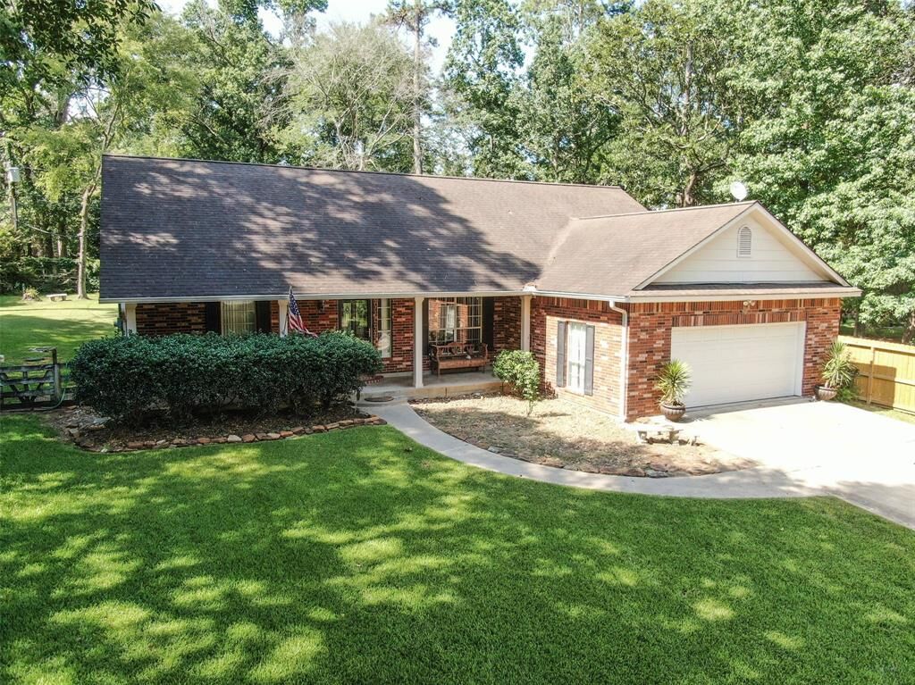 Property Photo:  551 Carriage Trail  TX 77316 