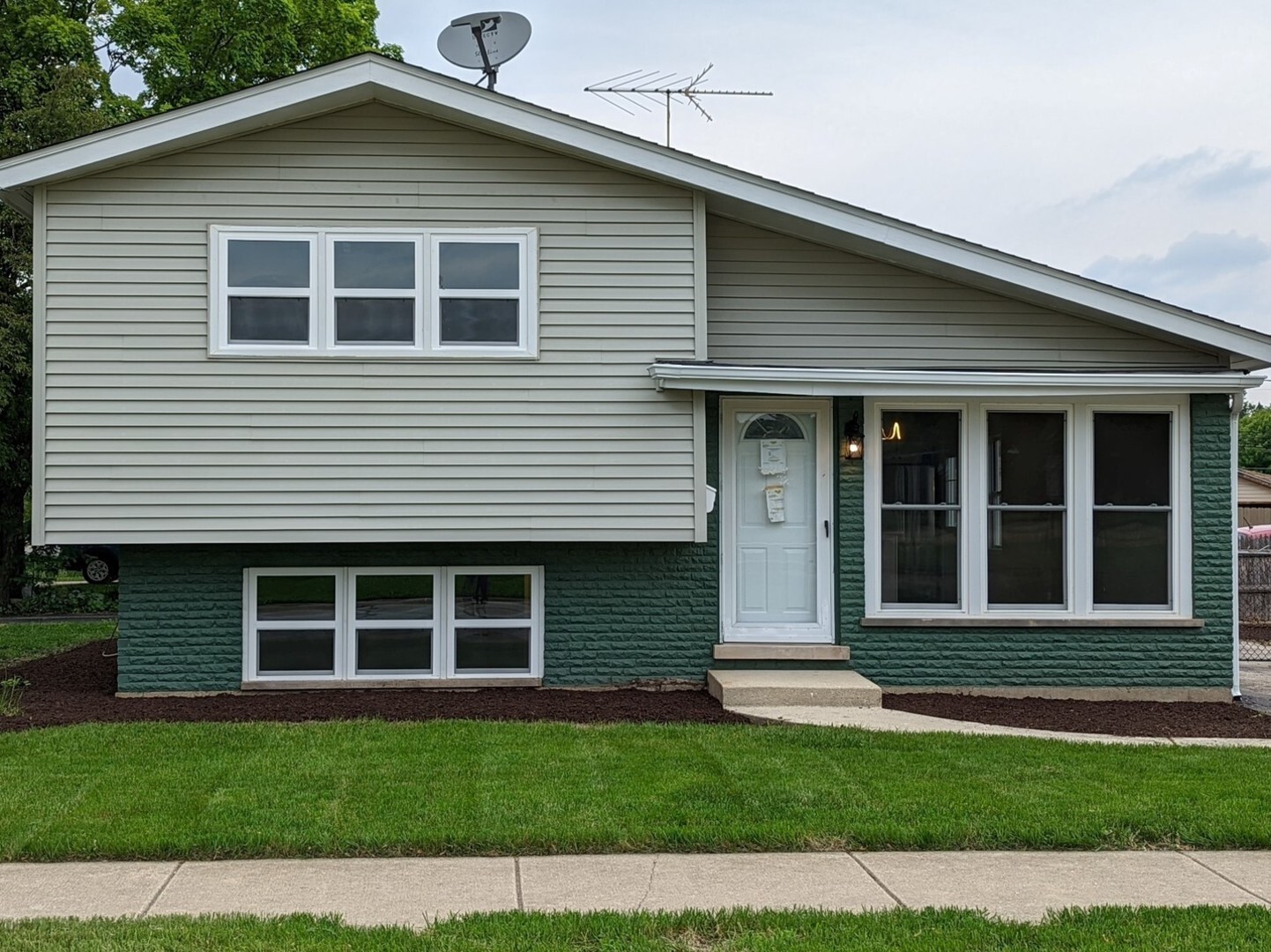Property Photo: 501 N Main Street IL 60148