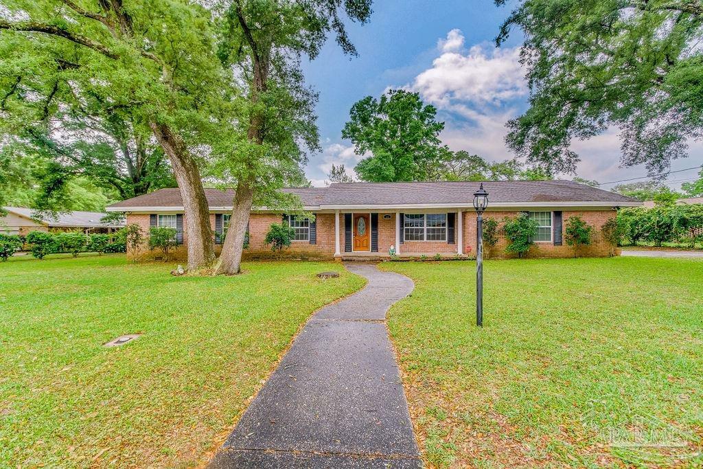 Property Photo: 11 Gunn Cir FL 32506