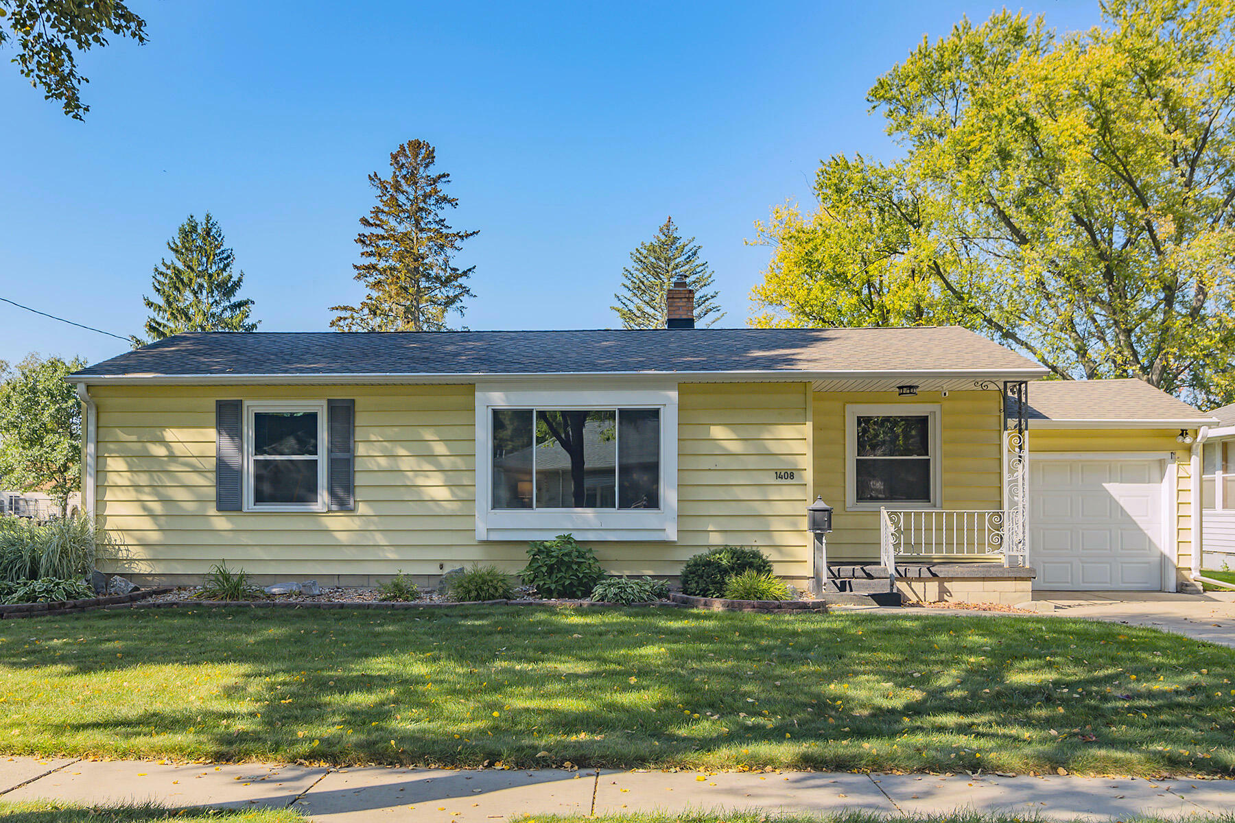 Property Photo:  1408 Neenah St  WI 53094 