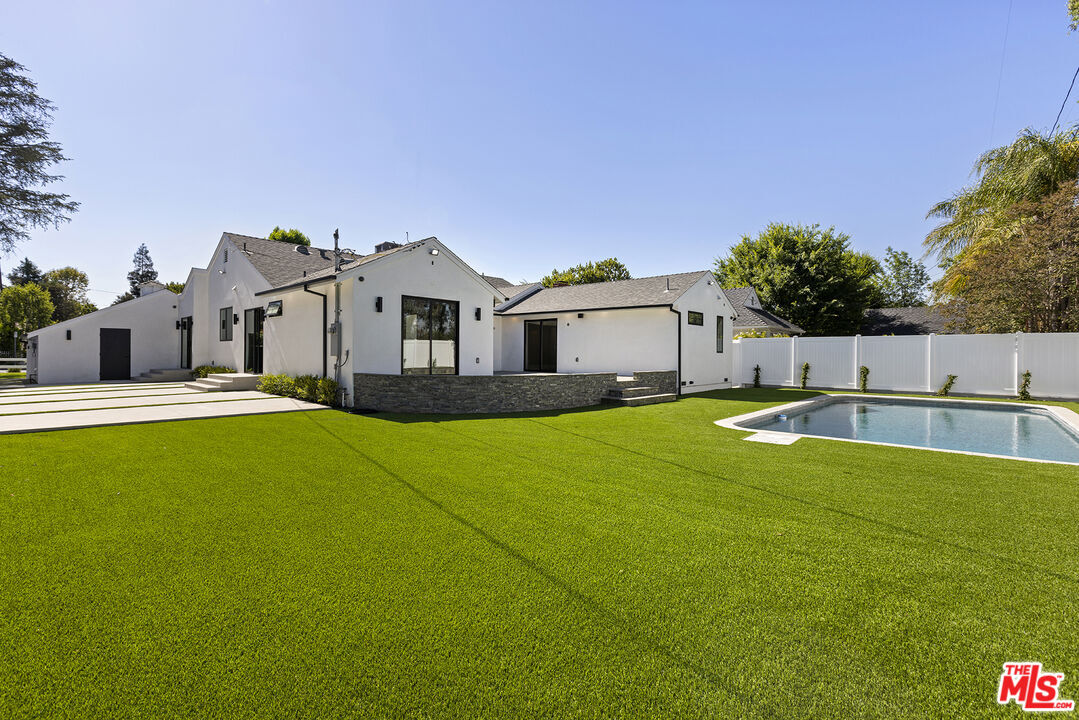 Property Photo:  5000   Noeline Ave  CA 91436 