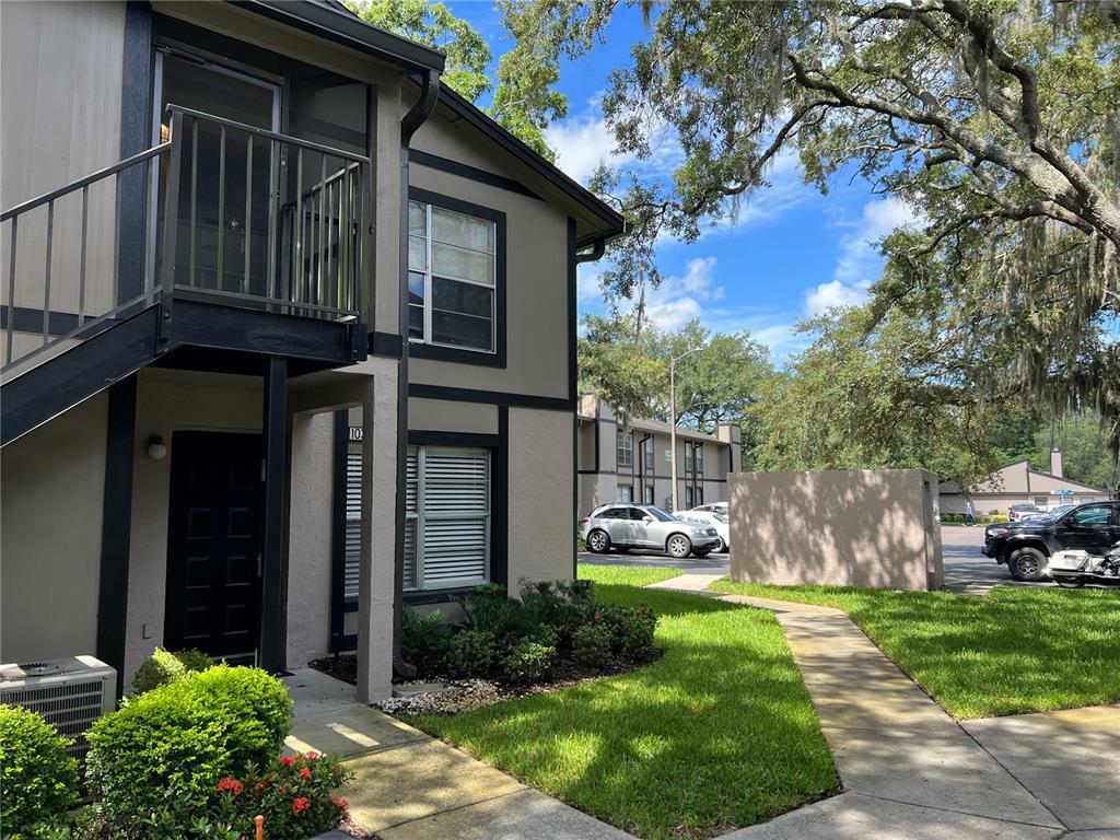 Property Photo: 4009 Nestle Oaks Place 103 FL 33613