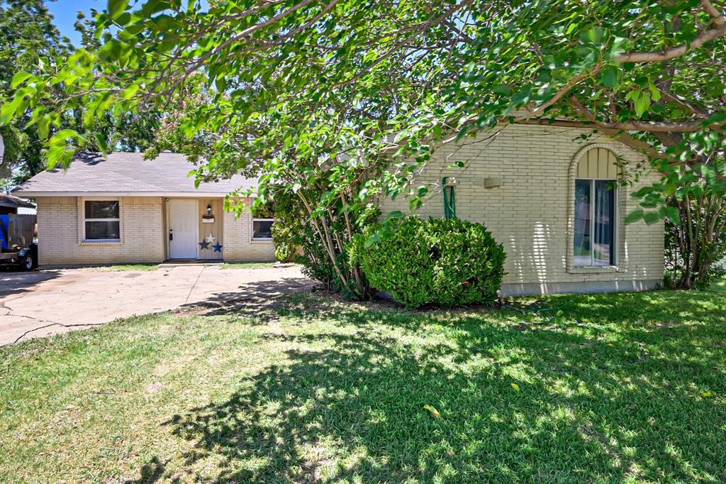 Property Photo:  618 W Grenoble Drive  TX 75052 
