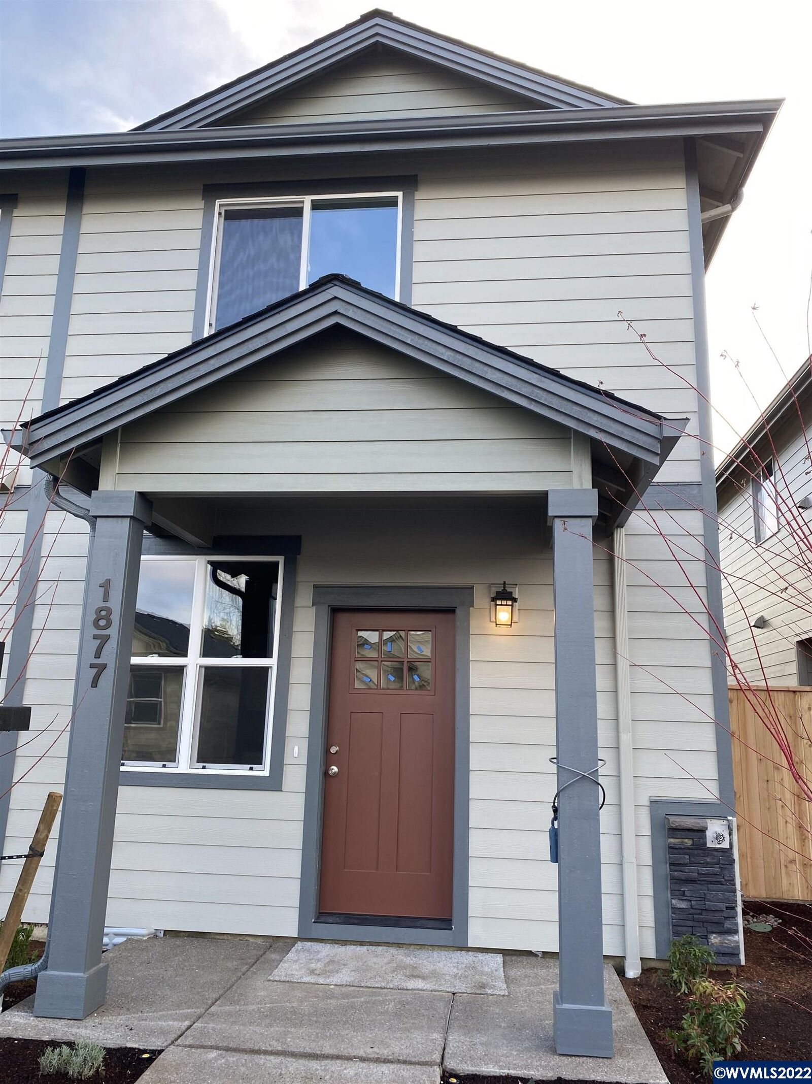 Property Photo: 1877 SE Mulberry Av OR 97338