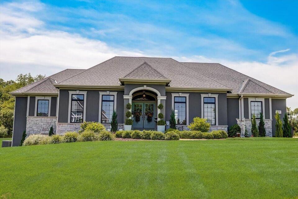 Property Photo: 1032 N Meadow Park Pl WI 53066