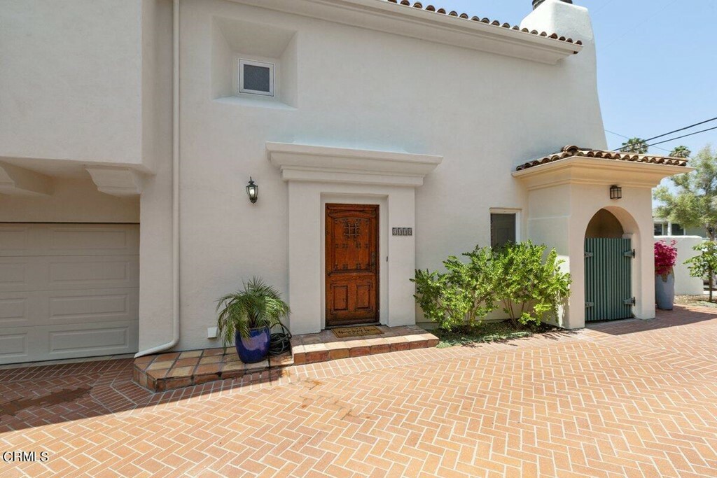 Property Photo:  1008 E De La Guerra Street  CA 93103 