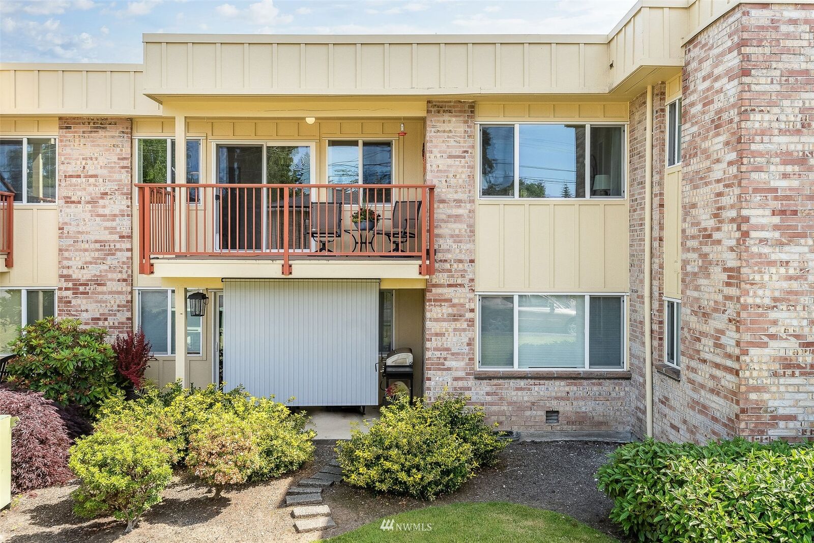 Property Photo: 425 45th Street SW 306 WA 98203