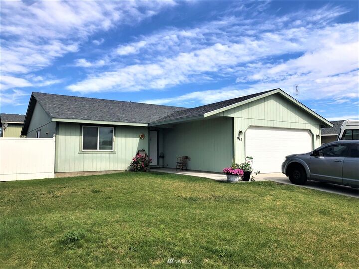 Property Photo:  945 S Capstone Avenue  WA 99344 