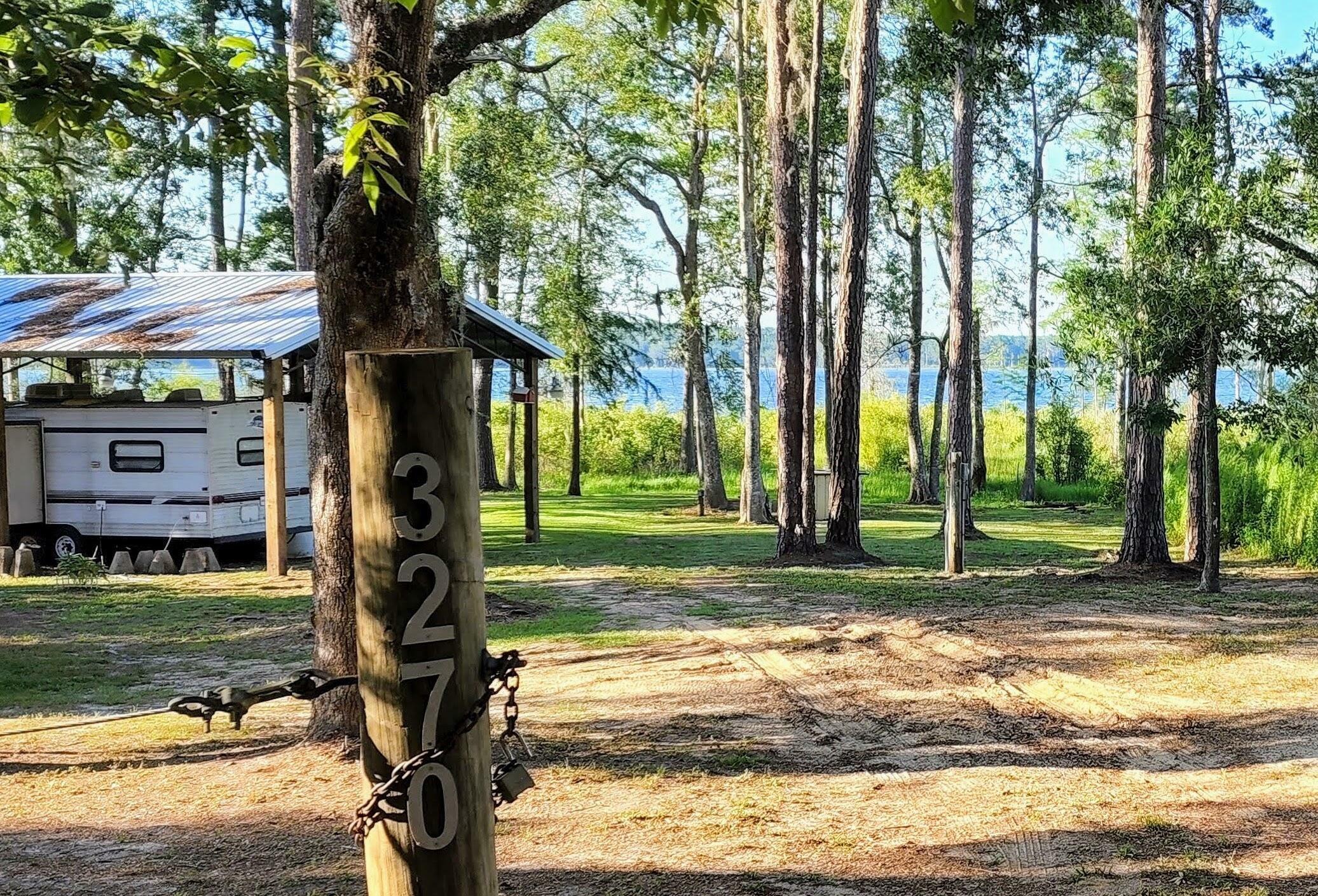 Property Photo: 3270 Lakeshore Drive FL 32428