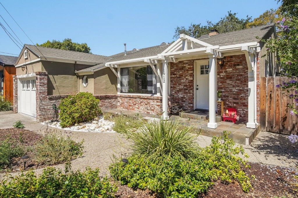 Property Photo:  