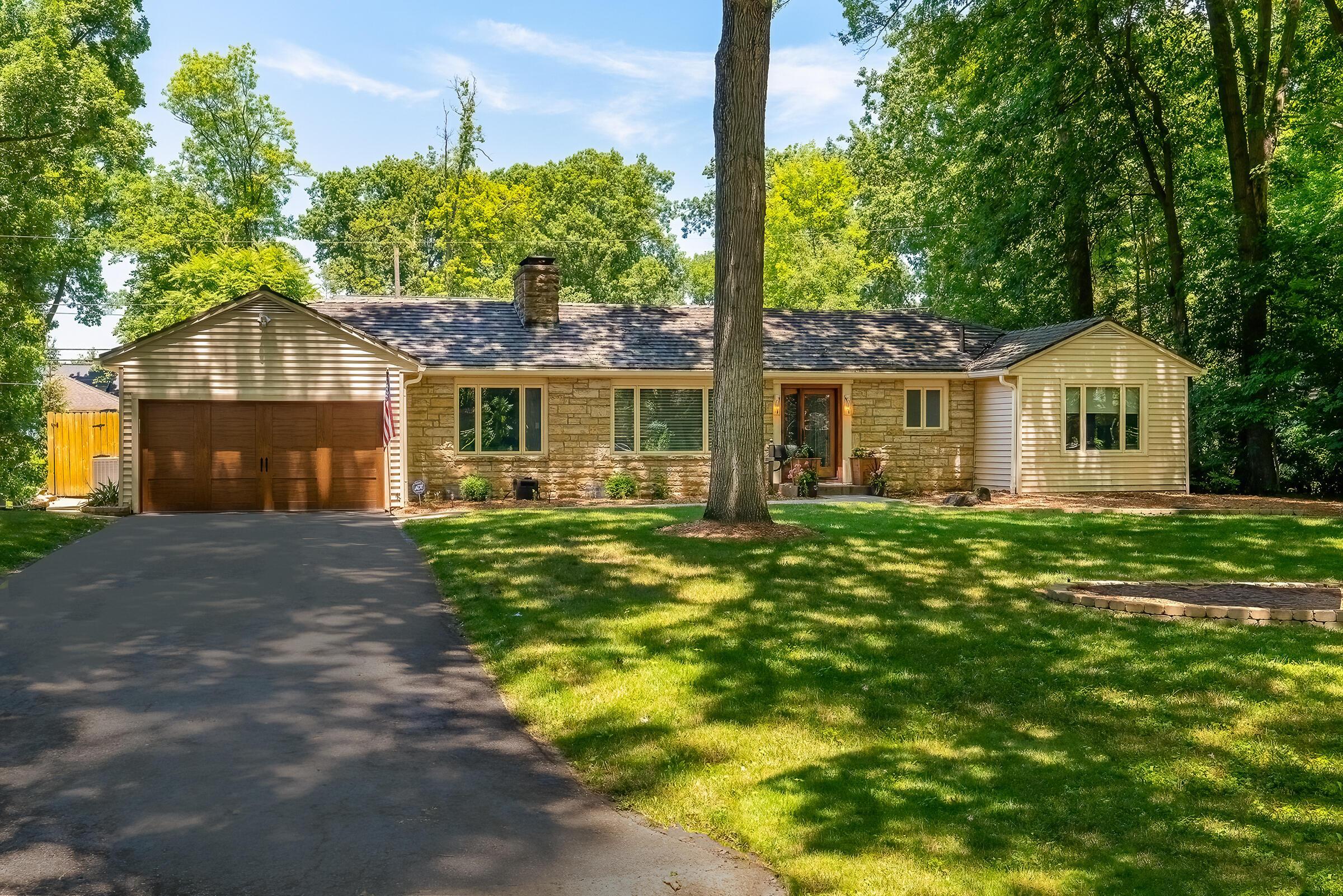 Property Photo: 2374 Edington Road OH 43221