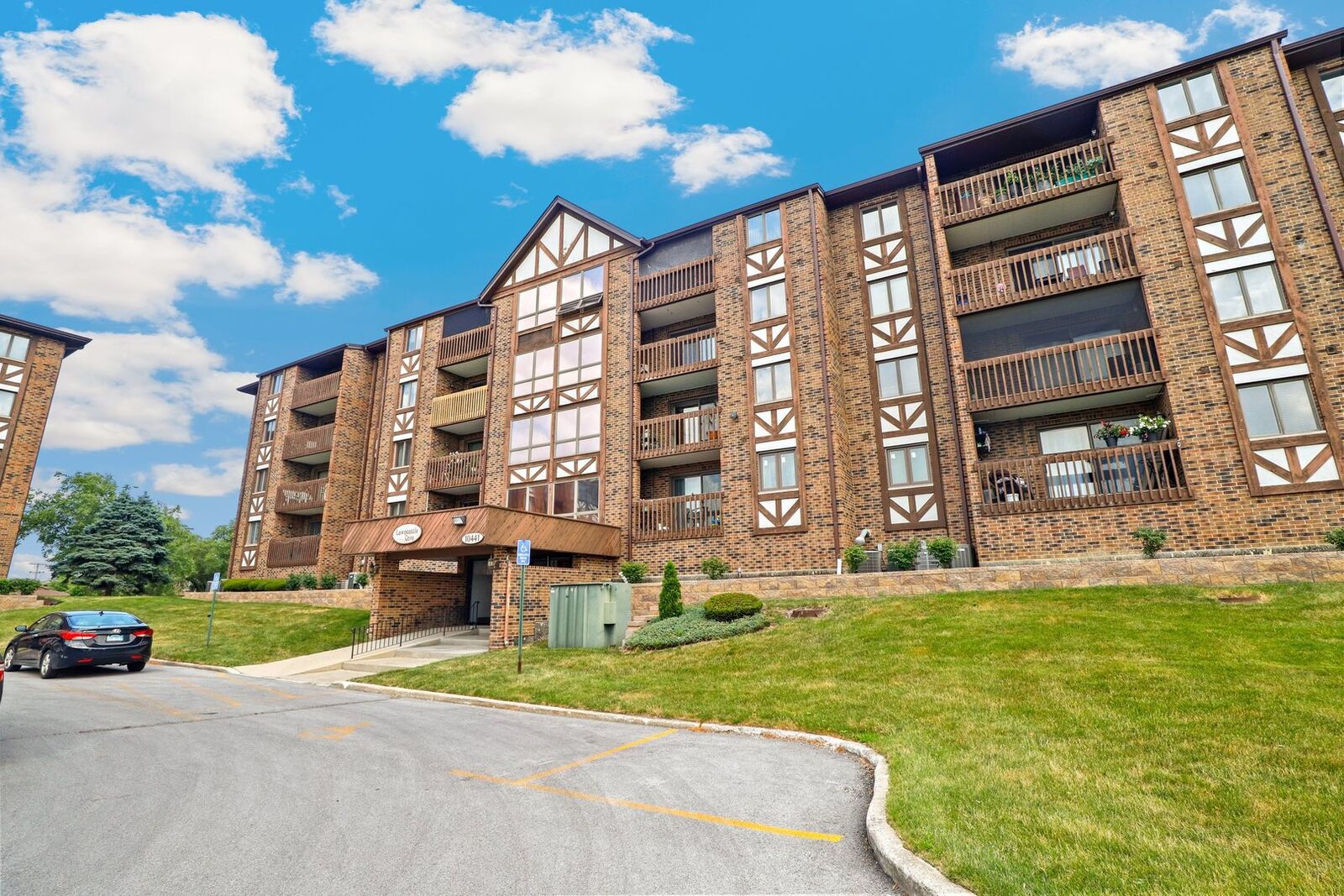 Property Photo: 10441 Circle Drive 23C IL 60453