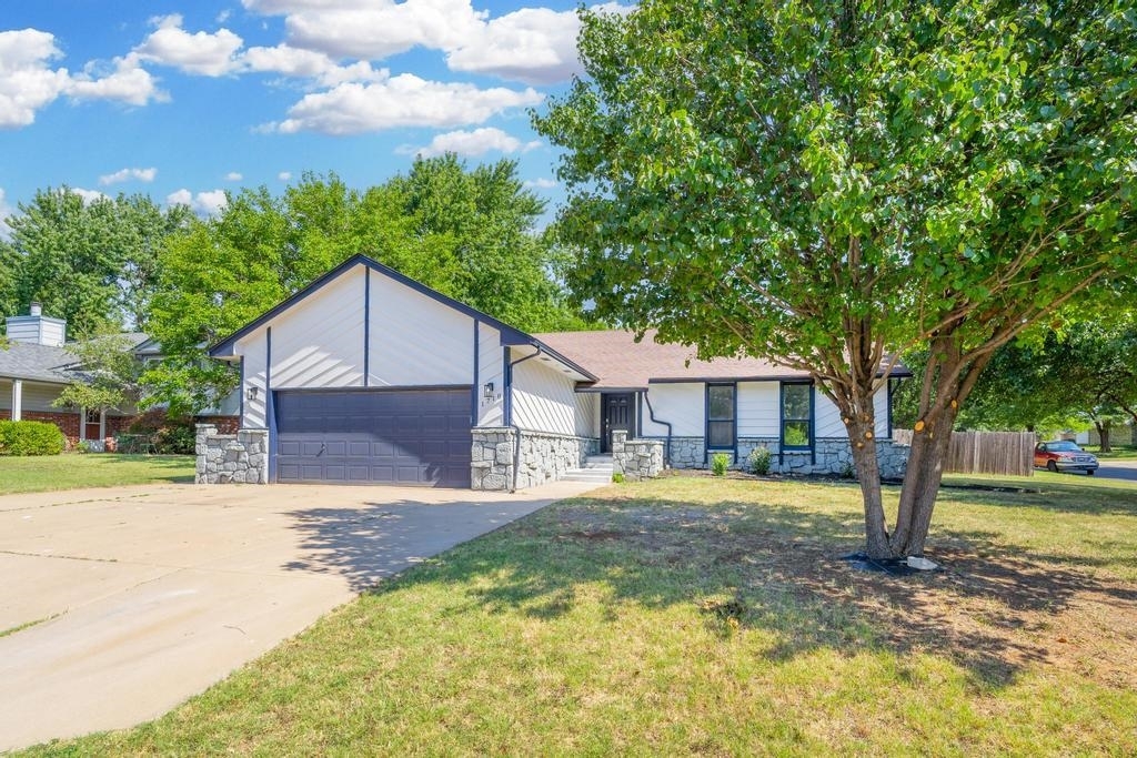 Property Photo:  1718 E Brendonwood Rd  KS 67037 