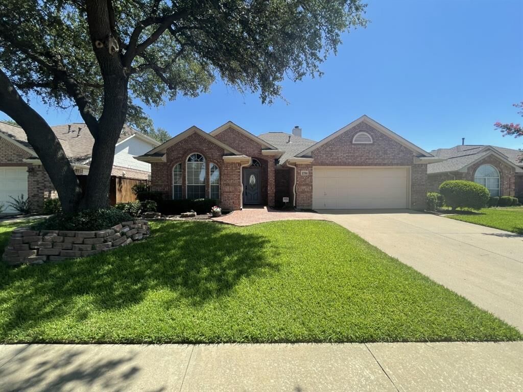 Property Photo: 2704 Crystal Glenn Circle TX 76054