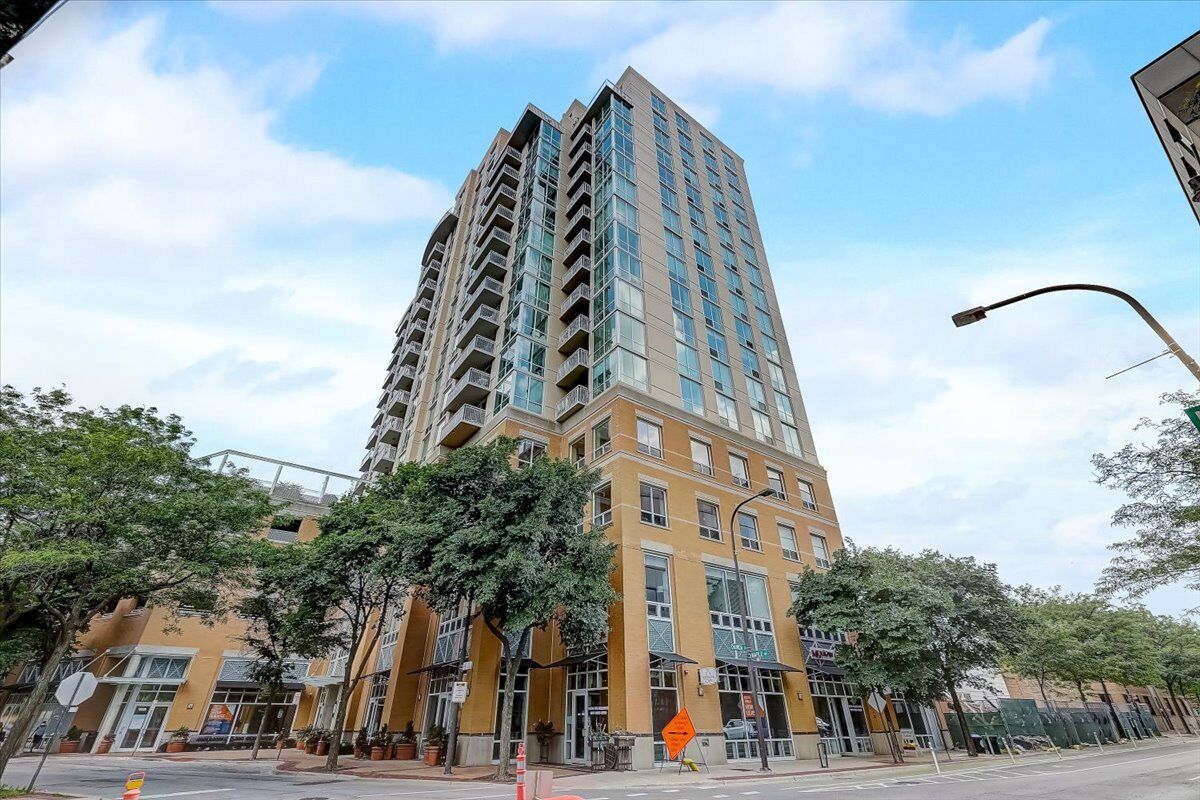 Property Photo: 1640 Maple Avenue 904 IL 60201