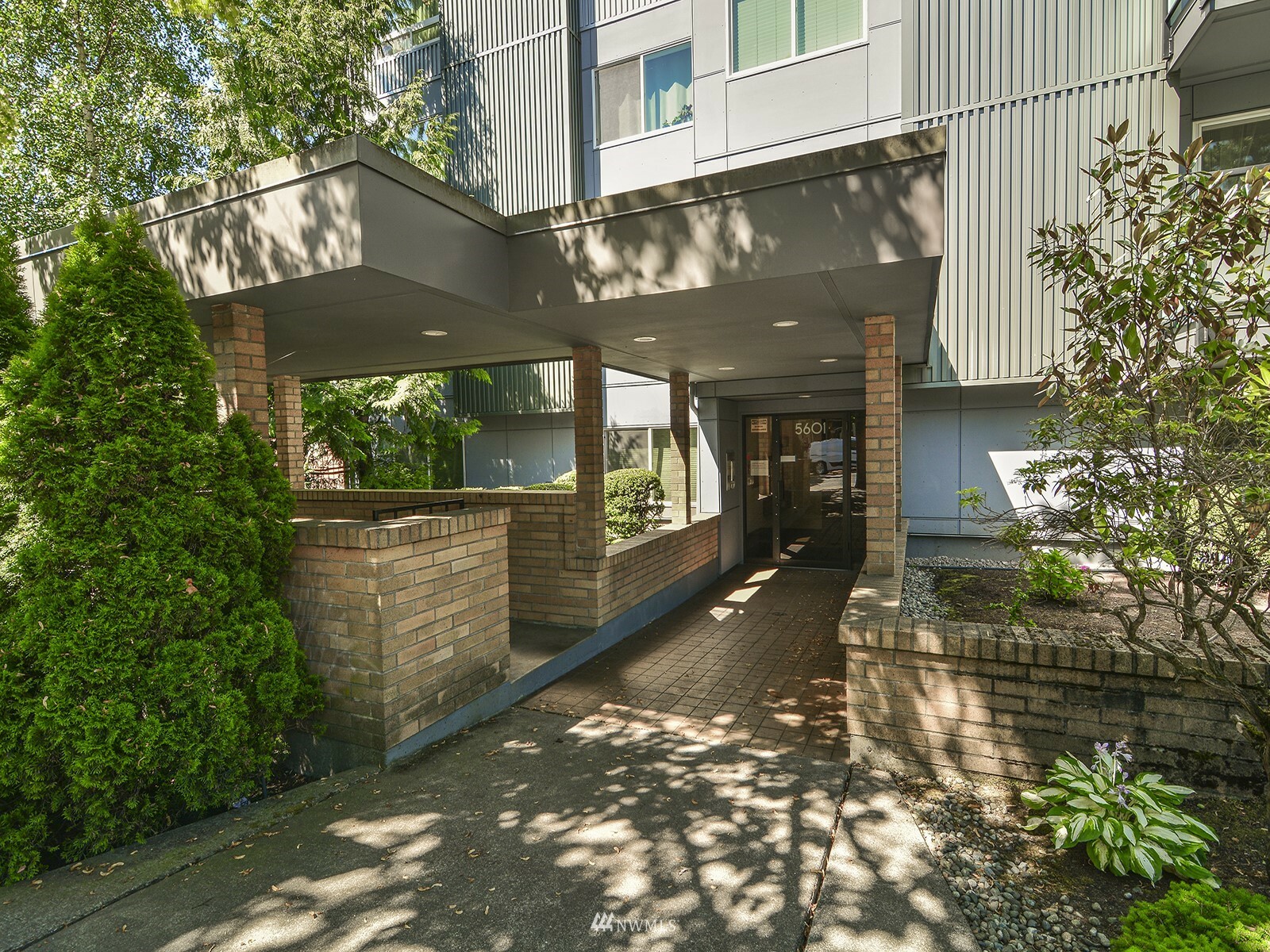 Property Photo:  5601 California Avenue SW 402  WA 98136 