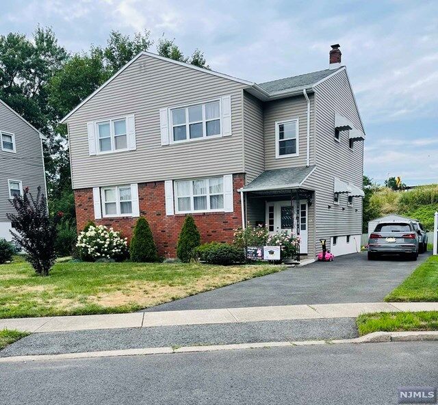 Property Photo:  17 Craig Court 1  NJ 07407 