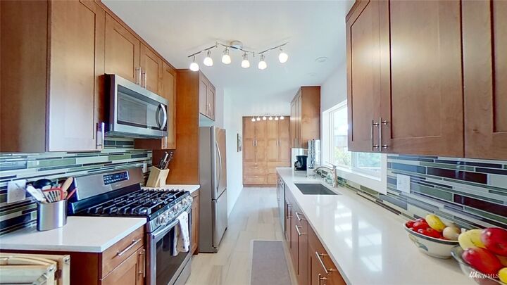 Property Photo:  2043 E 16th Street  WA 98310 