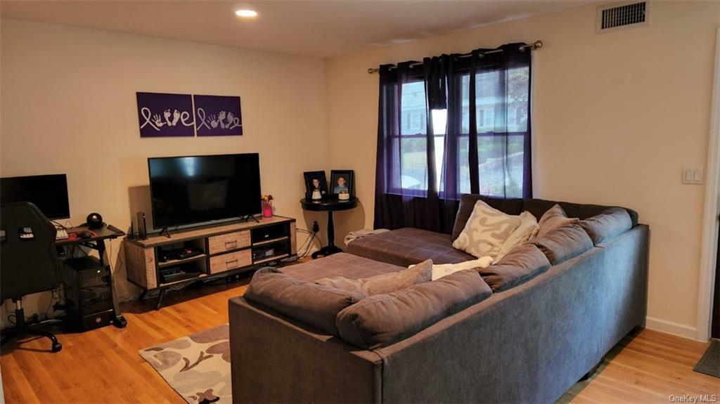 Property Photo:  33 N Washington Avenue 1  NY 10603 