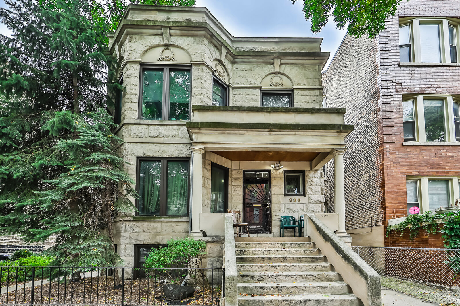 Property Photo:  938 N Hoyne Avenue 2R  IL 60622 