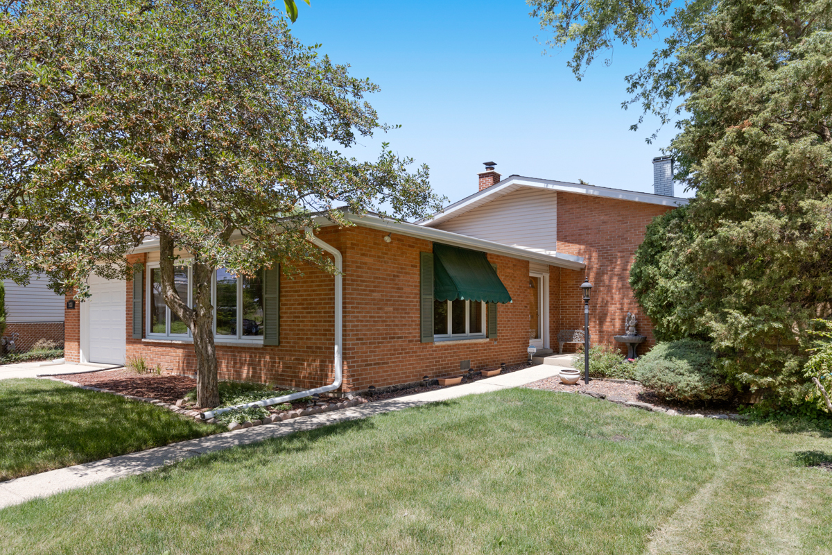 Property Photo: 300 Springfield Terrace IL 60018