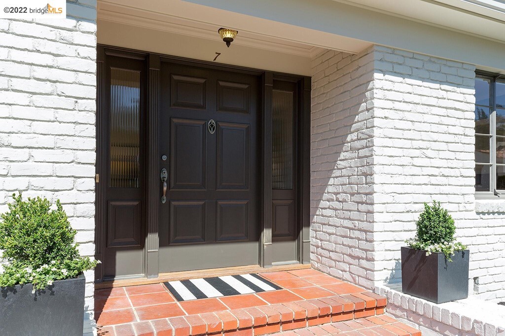 Property Photo: 7 Sotelo Ave CA 94611