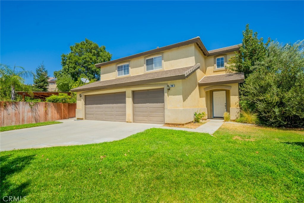 Property Photo:  748 Mockingbird Circle  CA 92223 