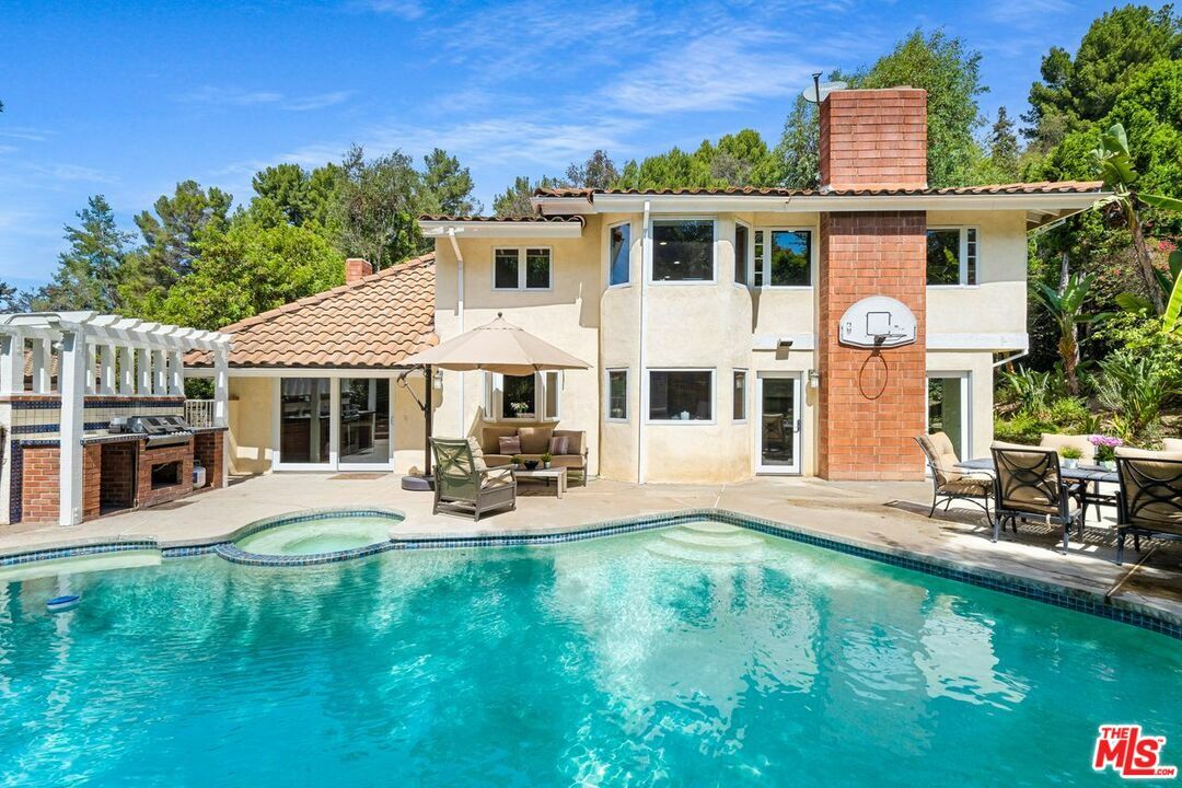 Property Photo:  2932   Nicada Dr  CA 90077 