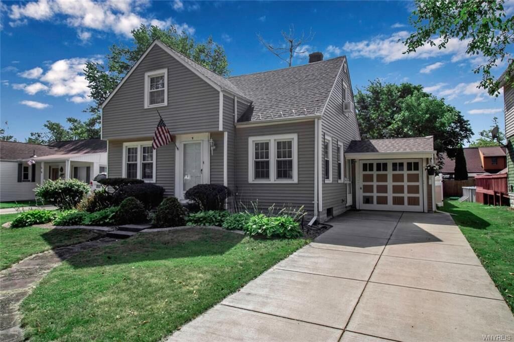 Property Photo: 9 Parkdale Drive NY 14086