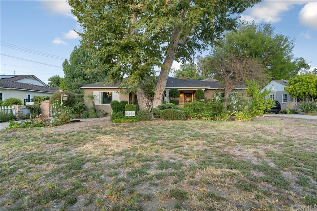 Property Photo: 6464 Langdon Avenue CA 91406