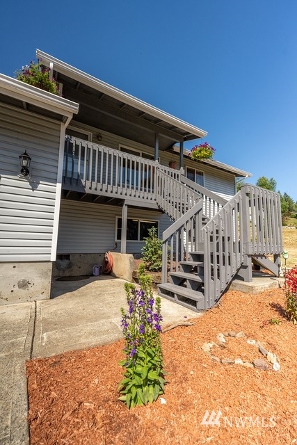 Property Photo:  203 Home Town Drive  WA 98626 