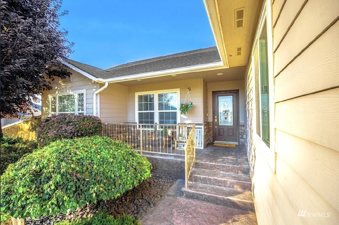 Property Photo: 386 Dream Street SE WA 98837