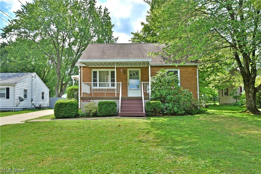 Property Photo:  2229 Clearview Avenue NW  OH 44483 