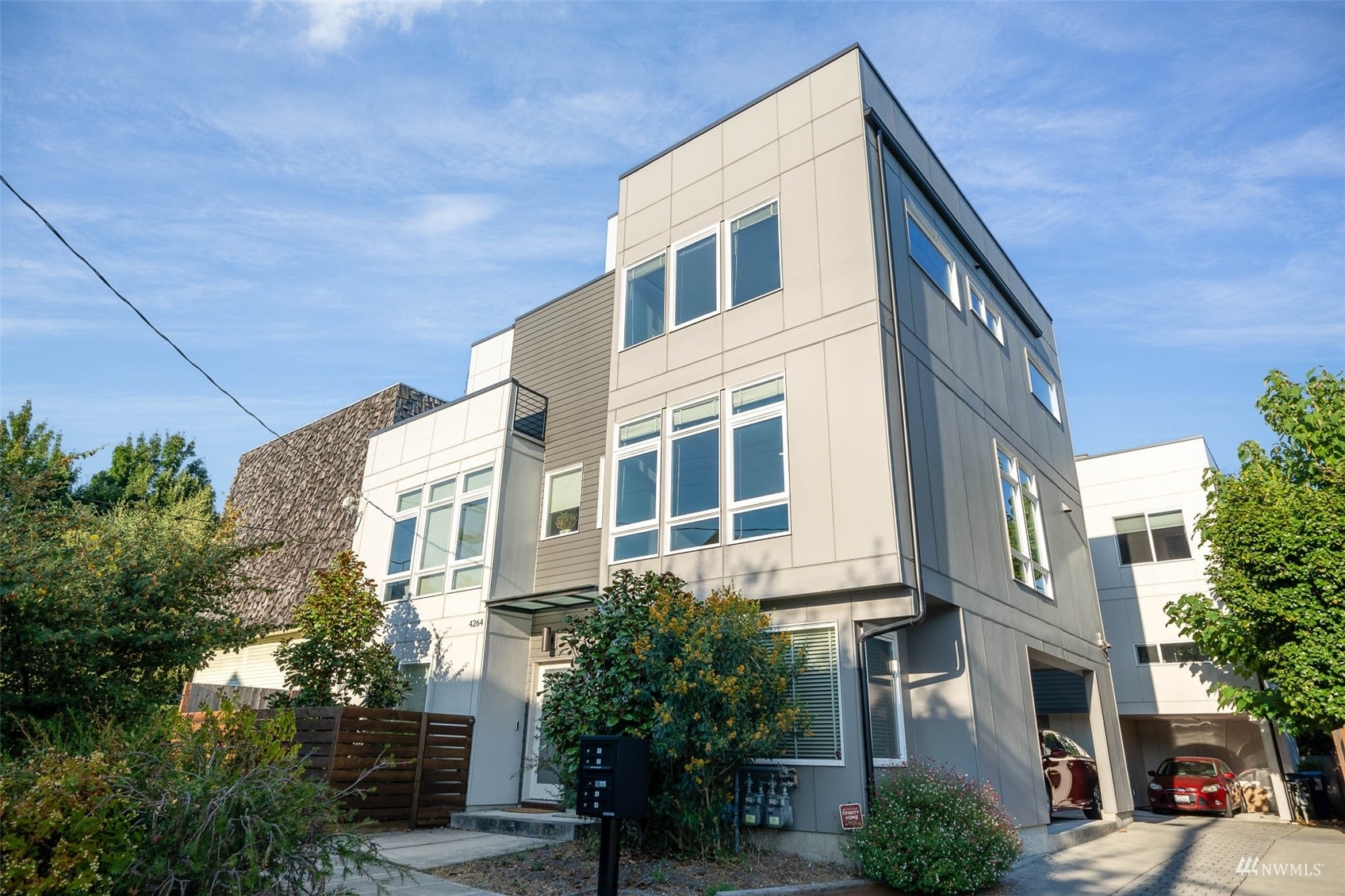 Property Photo: 4262 Linden Avenue N WA 98103