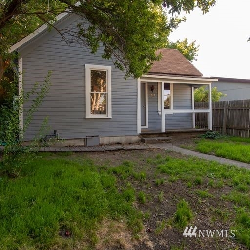 Property Photo:  612 N Pacific Street  WA 98926 