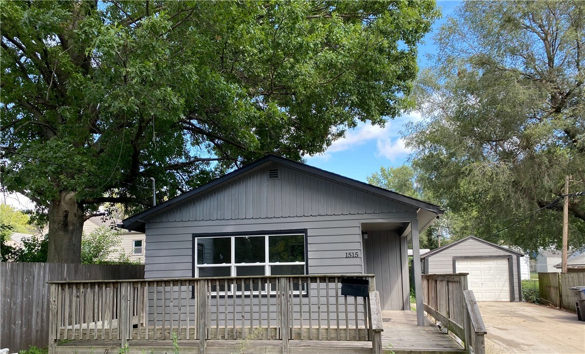 Property Photo:  1515 E 30th Street  IA 50317 