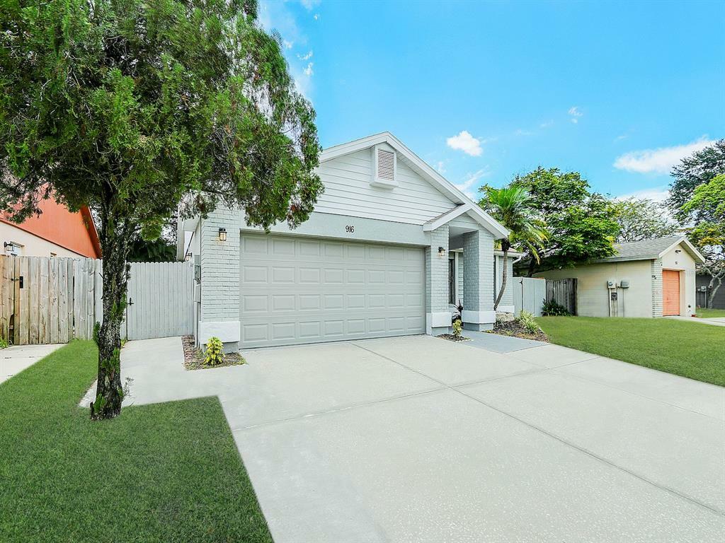 Property Photo:  916 Axlewood Circle  FL 33511 