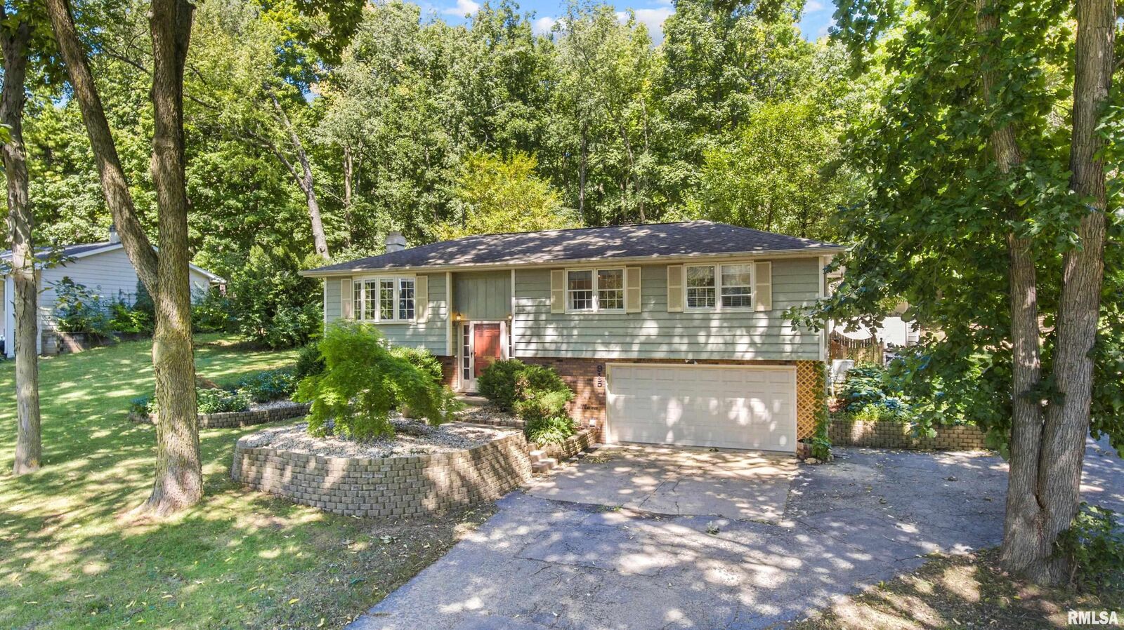 Property Photo: 915 E Mossville IL 61615