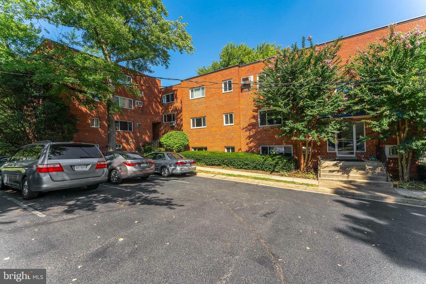 Property Photo: 2129 19th Street N 5 VA 22201