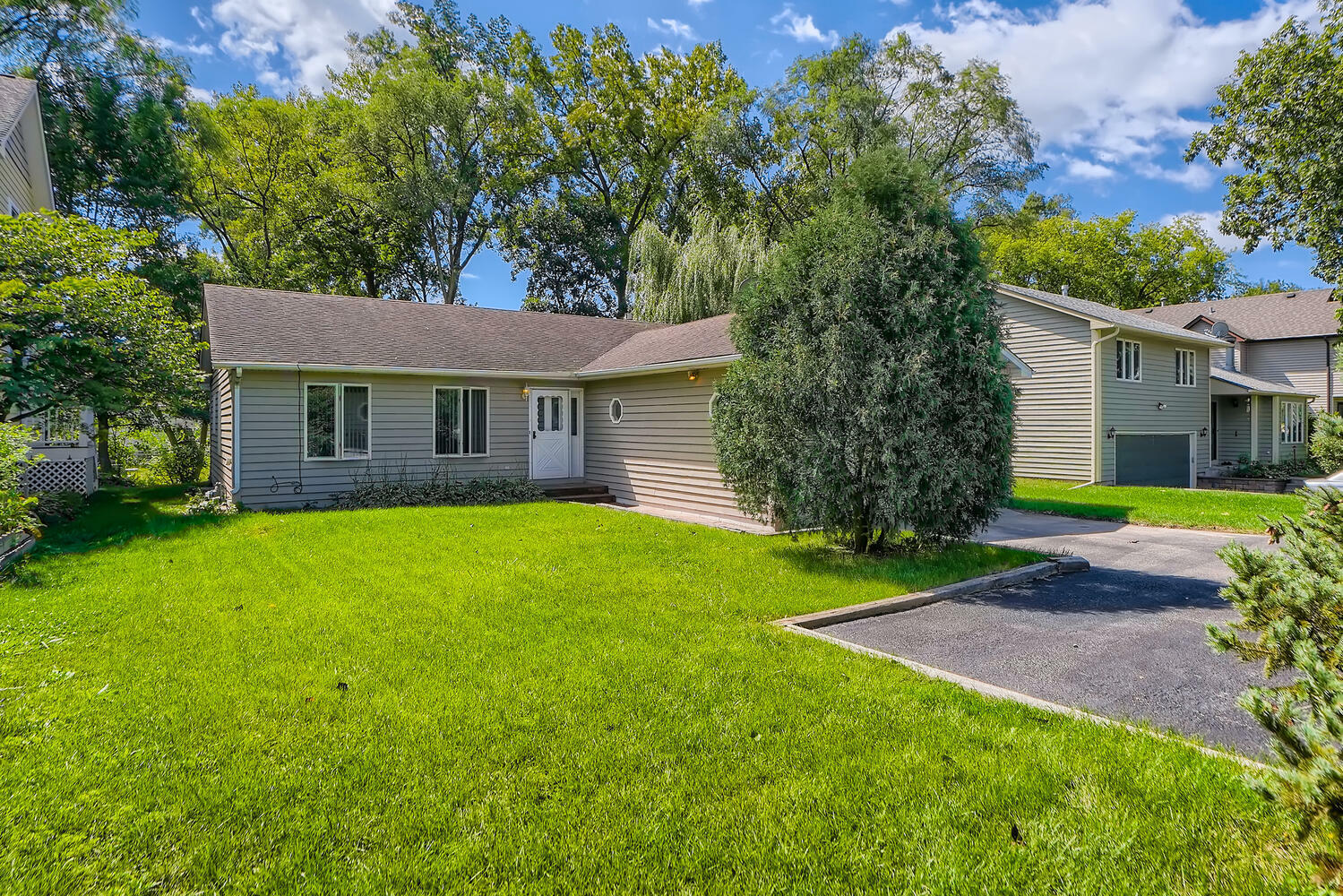 Property Photo:  626 E Bonner Road  IL 60084 