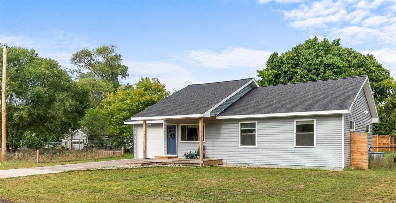 Property Photo:  425 Lewis  MI 49712 