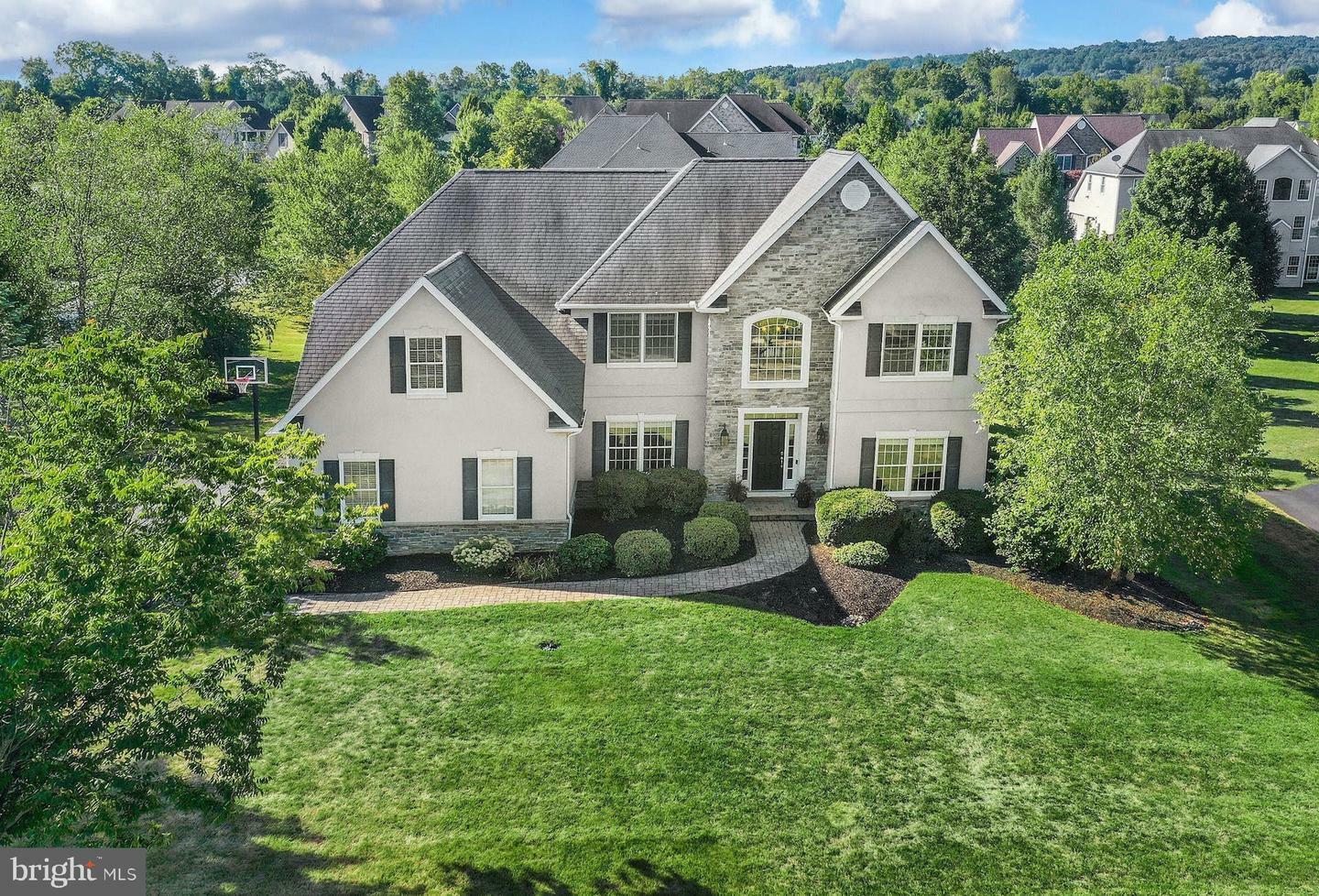Property Photo: 3310 N Bay Hill Dr PA 18034