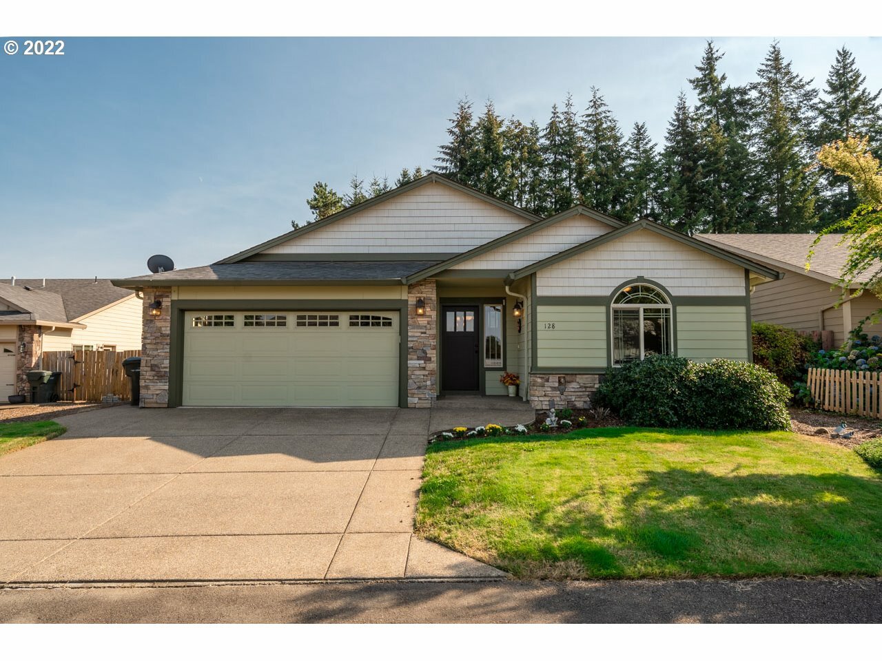 Property Photo: 128 Lillian Ct OR 97306
