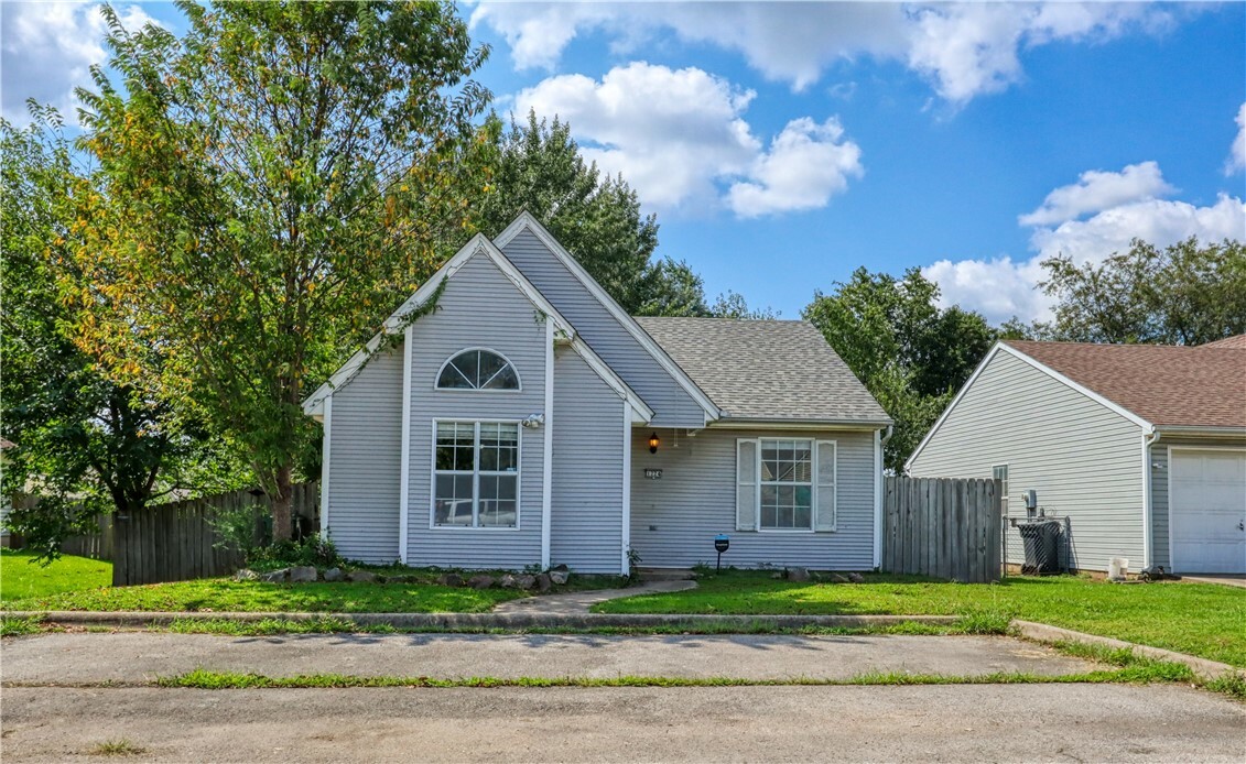 Property Photo:  1224 N 12th Street  AR 72756 