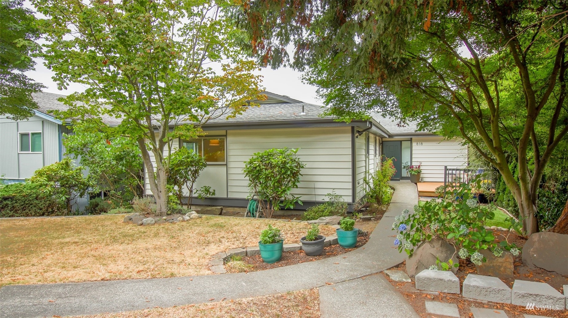 Property Photo:  818 W Argand Street  WA 98119 